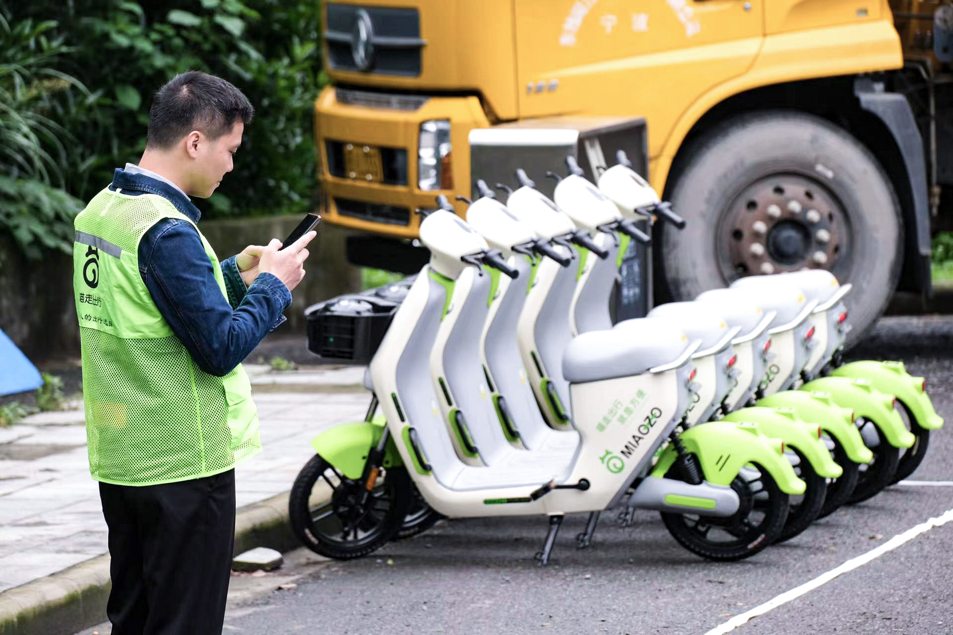 共享電動(dòng)車投放街頭